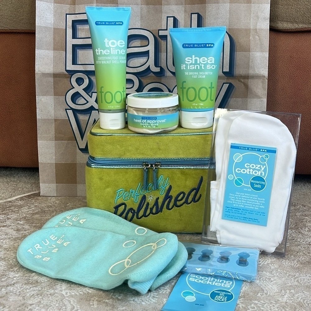 VINTAGE Bath & Body Works True Blue Spa Footcare Set Soothing Socklets Zip Case